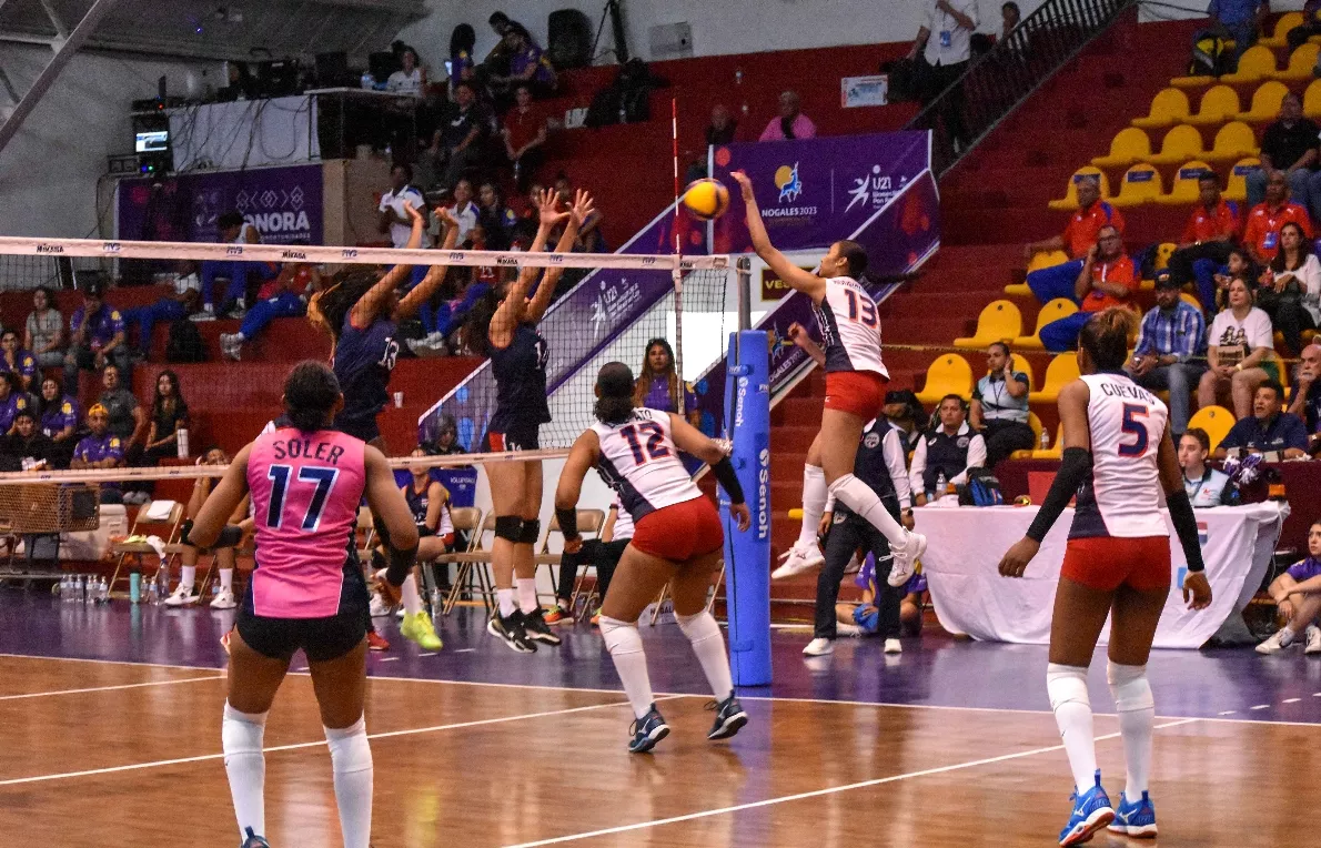 La dominicana Ariana Rodríguez remata fuerte sobre  defensa  Costa Rica .  fuente externa