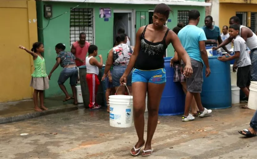 CAASD abastece de agua  zonas con camiones cisterna. archivo