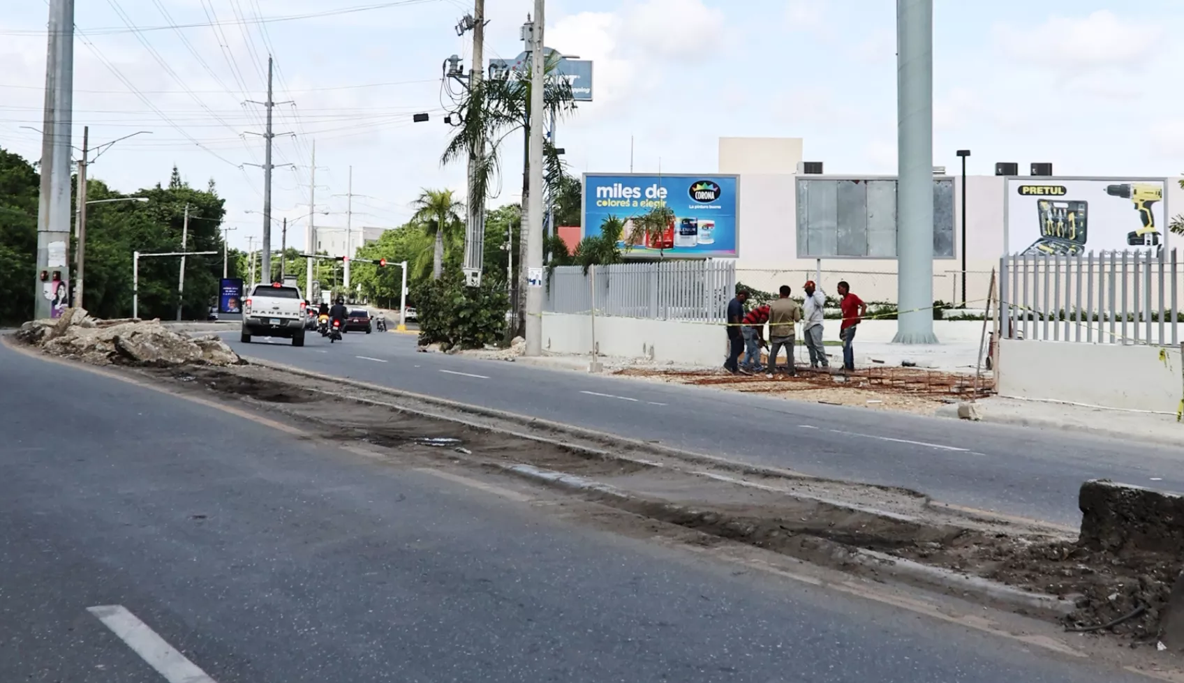 Isleta en la avenida República de Colombia fue destruida para dar paso a entrada nuevo establecimiento comercial. José Francisco