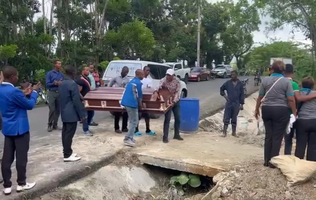 Familiares y amigos dan último adiós a Alexandra y a Estefani, estudiantes fallecidas.
