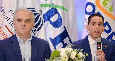 Ministro Luis Miguel de Camps junto a gerente del CNSS.