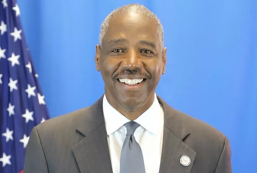 Isiah Parnell, encargado de negocios de la embajada de EU.