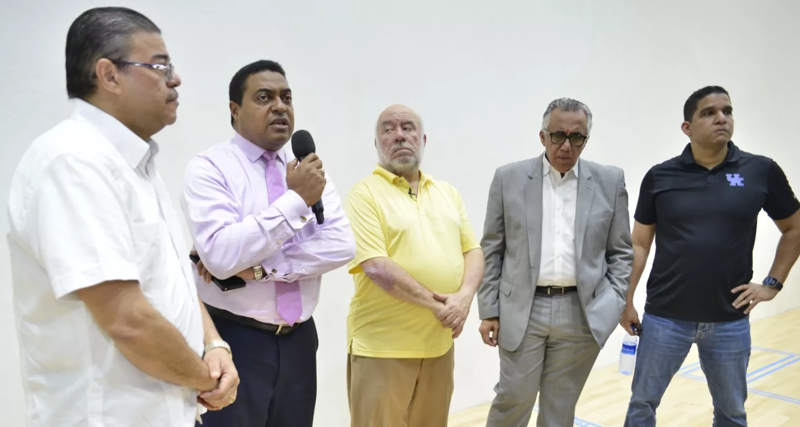 José Monegro  ofrece detalles de las condiciones del pabellón de ráquetbol, acompañado de    Francisco Camacho,     Rafael Fernández, Luisín Mejía y Rafael Uribe durante el recorrido  de  ayer por las instalaciones  subsede del evento.   fuente externa