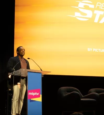 Luis Jorge Kelly Mercedes presentando la serie en Cannes.
