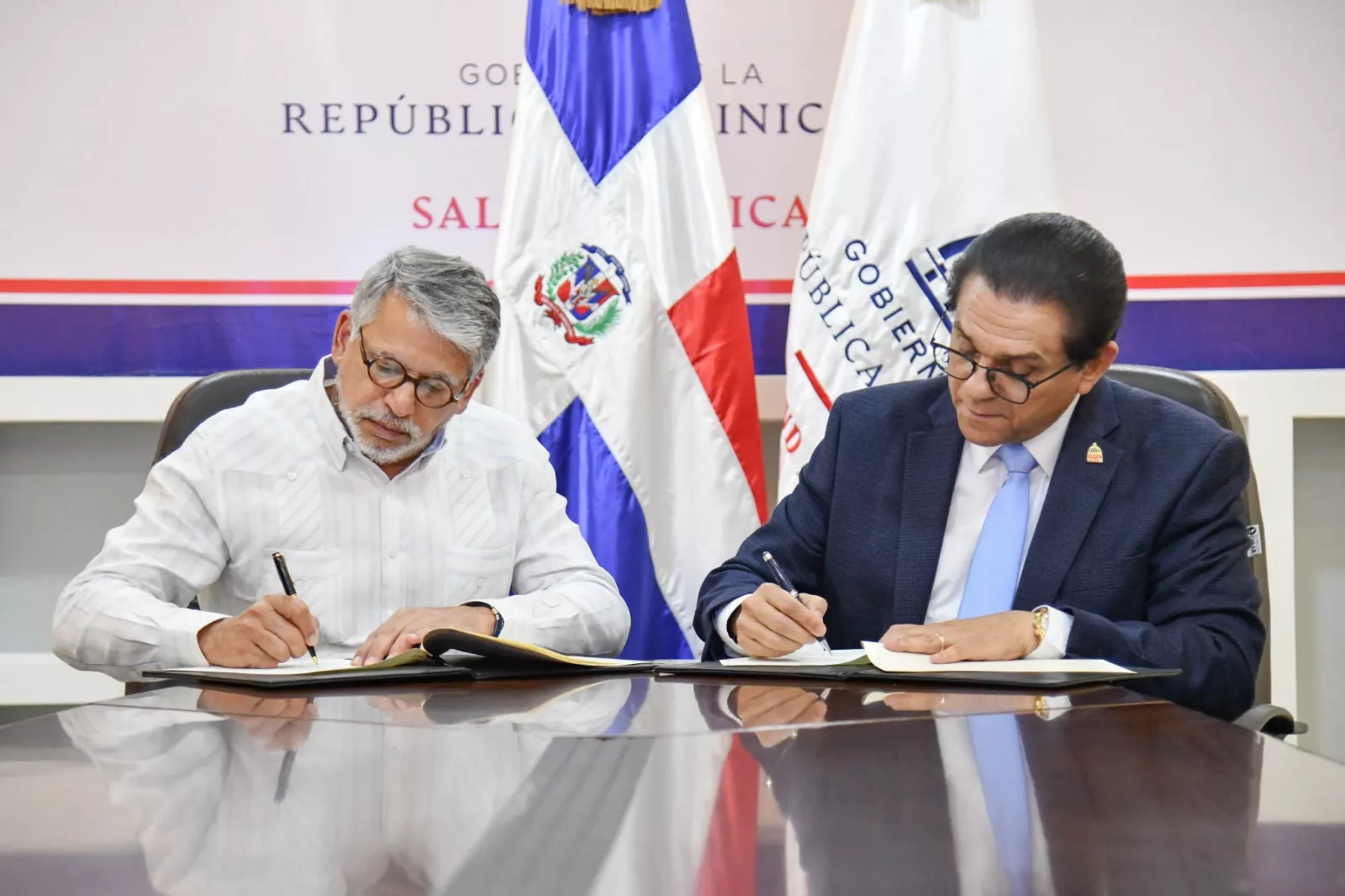 Foto firma acuerdo 2