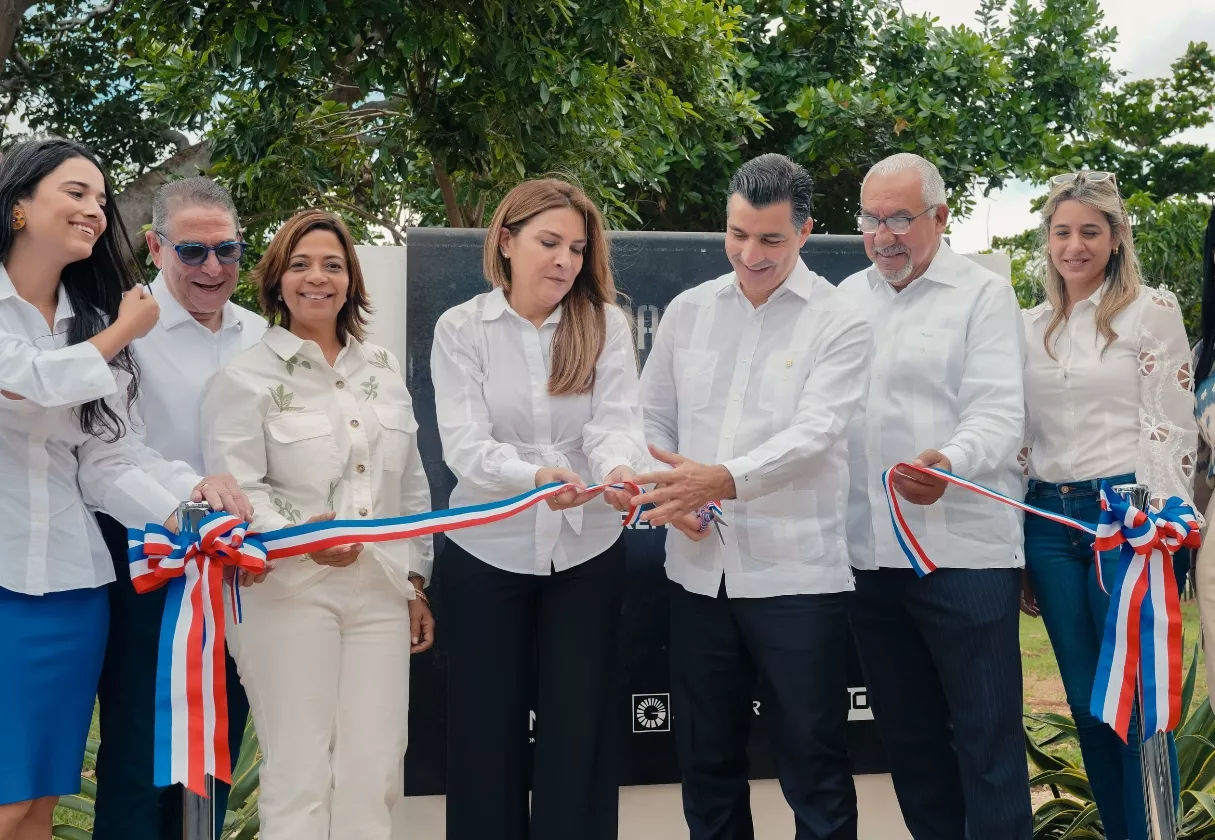 Carolina Mejía y  Christopher Paniagua, junto a otros ejecutivos del banco y representantes gubernamentales, en el corte de cinta inaugural.