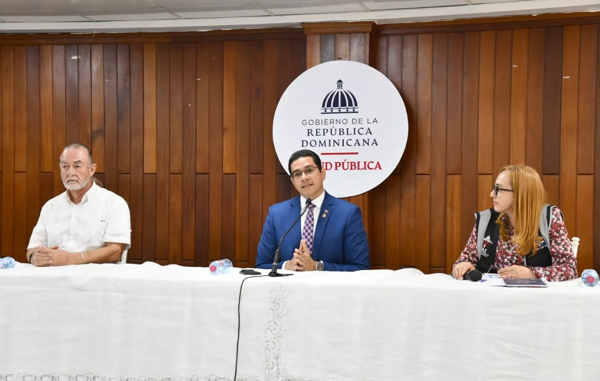 Ronald Skewes, de Digepi;  viceministro Salud Colectiva, Eladio Pérez y Aida Vargas, del DIV.