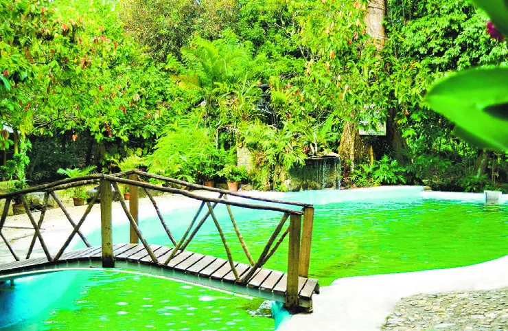 Cuenta con un albergue ecológico con 12 habitaciones y piscina natural.