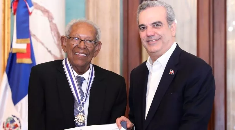 Abinader entrega condecoración a  Juan German Arias Núñez.