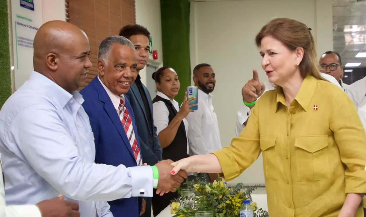 Vicepresidenta Raquel Peña,  junto a  funcionarios del Gobierno y empresarios.