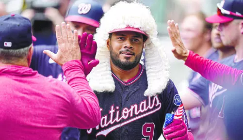 Jeimer Candelario (9) es  felicitado por  sus compañeros.  AP