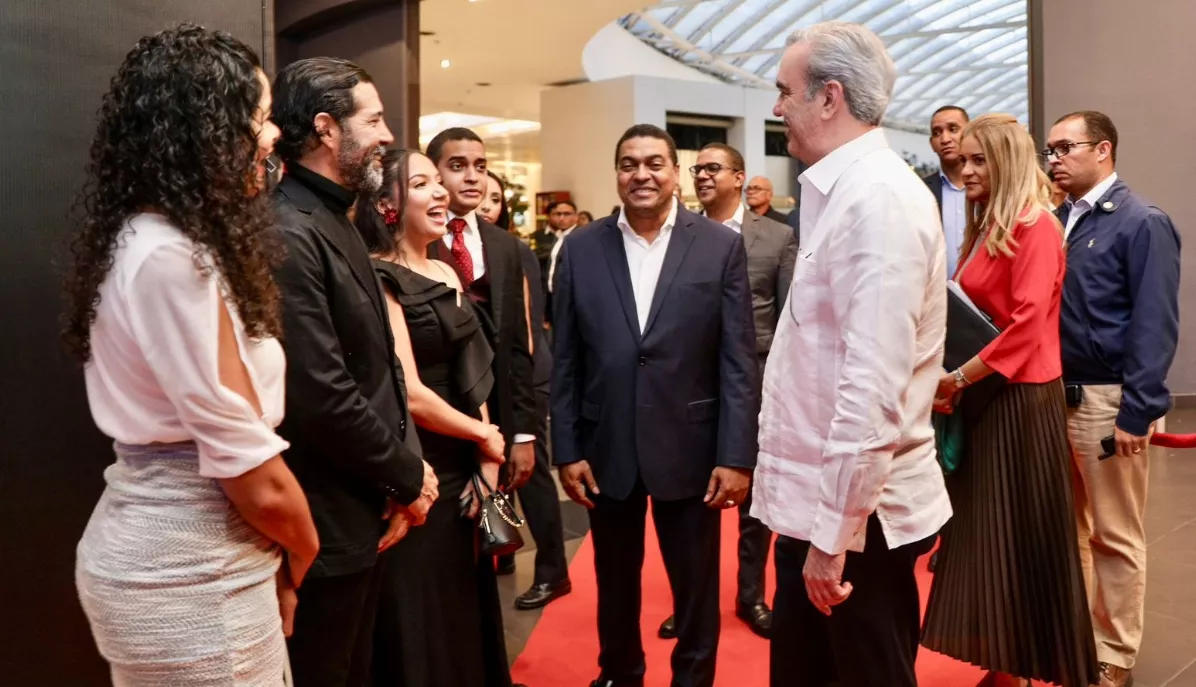 Presidente Luis Abinader, saluda a José Monegro y su familia durante llegada a la gala.