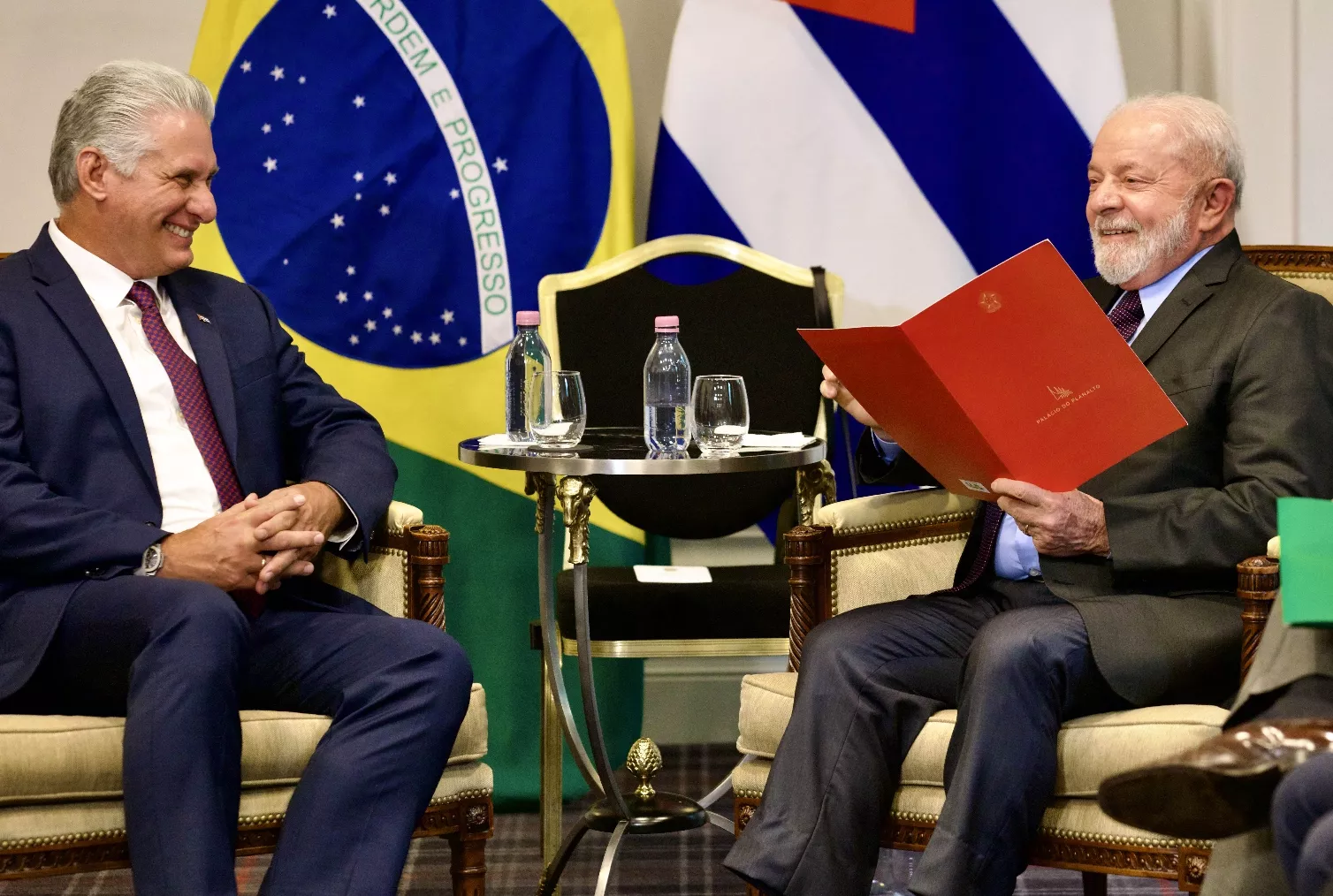 El presidente de Cuba se reúne con su homólogo de Brasil en París