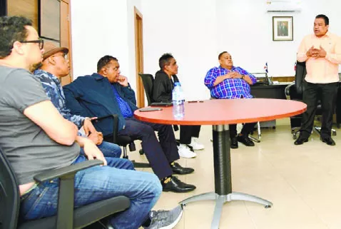 El director de la ONDA, José Rubén Gonell con los artistas.