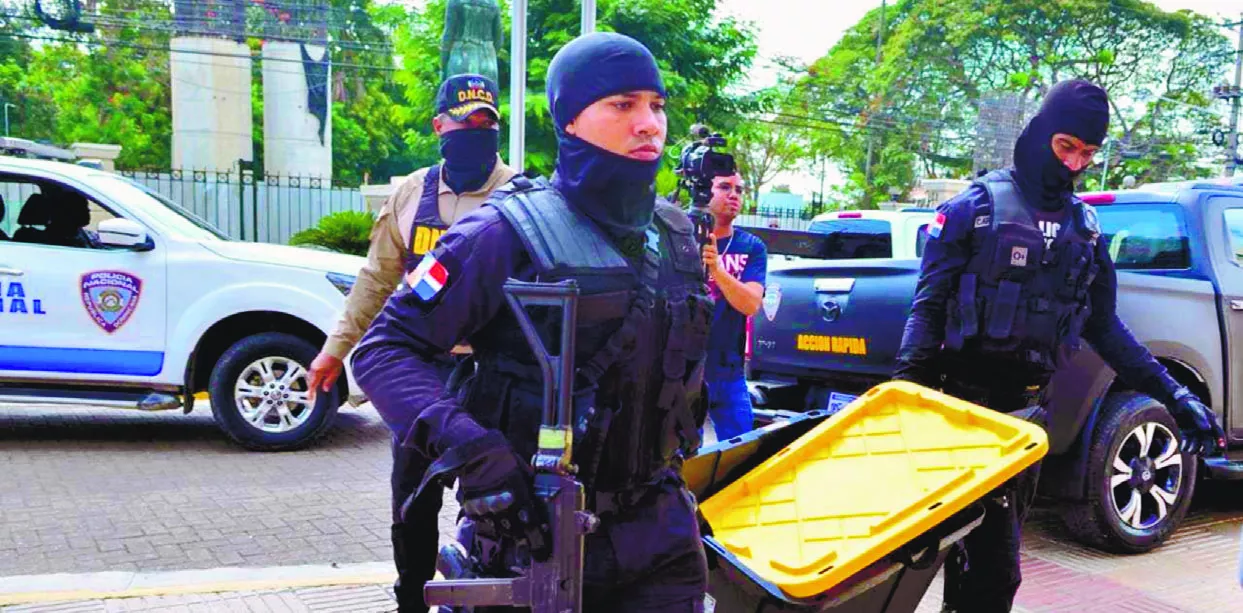 Las autoridades deplegaron  a cientos de agentes para realizar  allanamientos simultáneos en varias provincias del Cibao contra miembros de bandas.
