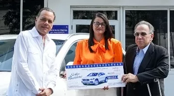 Yesenia Margarita de León recibe su premio.