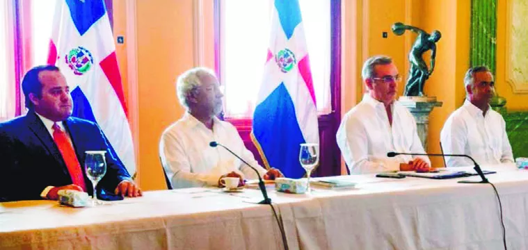El presidente Luis Abinader encabezó la reunión con directivos de  la ADP y del Minerd.