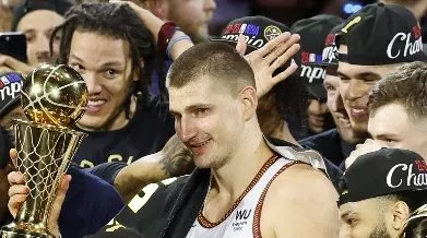 Nikola Jokic, recibe el trofeo junto a sus compañeros.