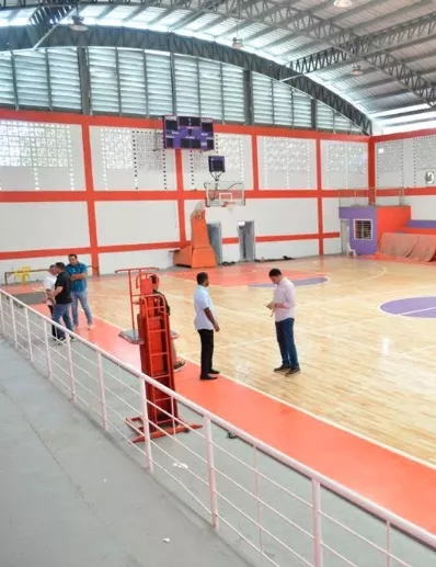 Francisco Camacho, supervisa  labores en el club Calero.