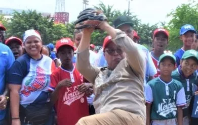 Alfredo Pacheco realiza el lanzamiento de honor.
