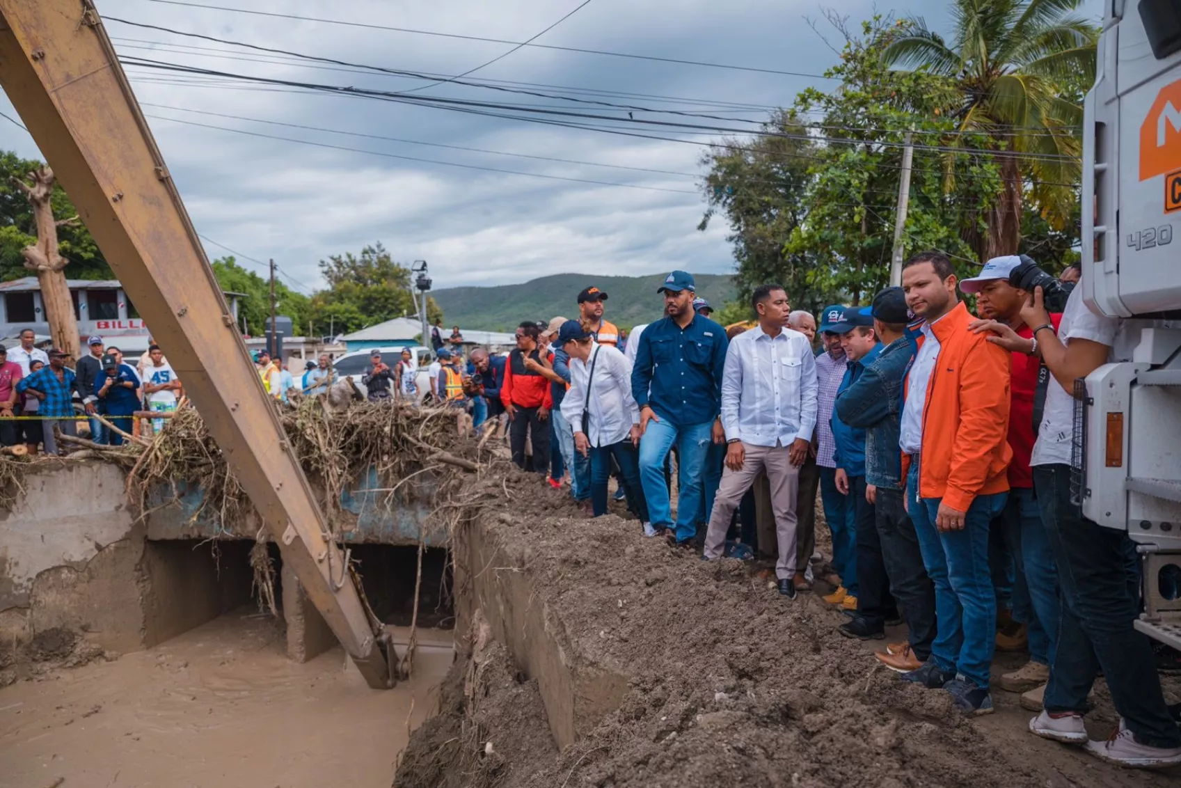 Ministro José Ignacio Paliza junto a comisión supervisan situación en zona afectada por las fuertes lluvias.  fuente externa