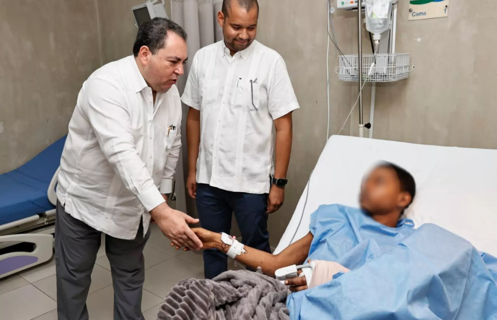El director del Servicio Nacional de Salud visita al adolescente al que se le reimplantó la mano amputada. fuente externa