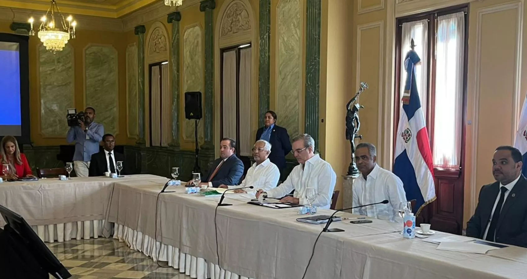 Representantes de la ADP junto al presidente   Abinader y  autoridades de Educación durante  encuentro en  Palacio.  fuente extrna