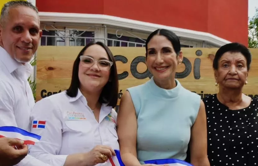Raquel Albaje junto a Besaida Santana y demás ejecutivas.