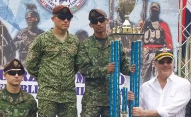 Abinader entregó el trofeo del primer lugar.