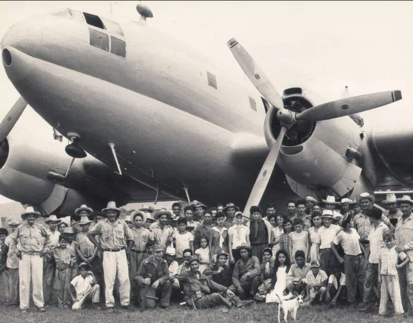 Combatientes y campesinos junto al avión C-46 Curtis que transportó a los 54 expedicionarios hasta Constanza.