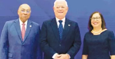 Milton Ray Guevara, junto a directivos del Inesdyc durante el evento.