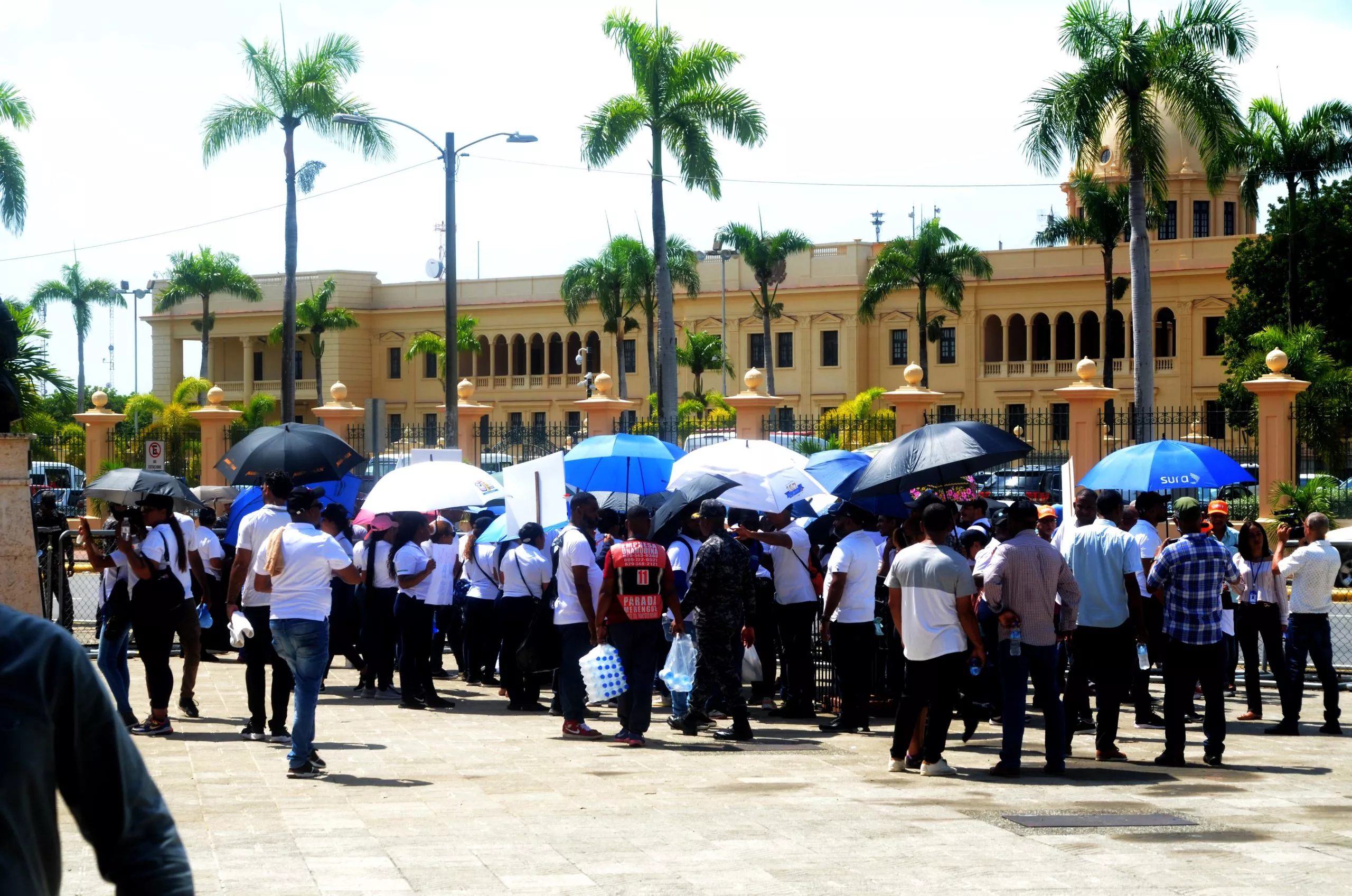 empleados del metro desvinculados marchan  hasta el Palacio 28-6-23