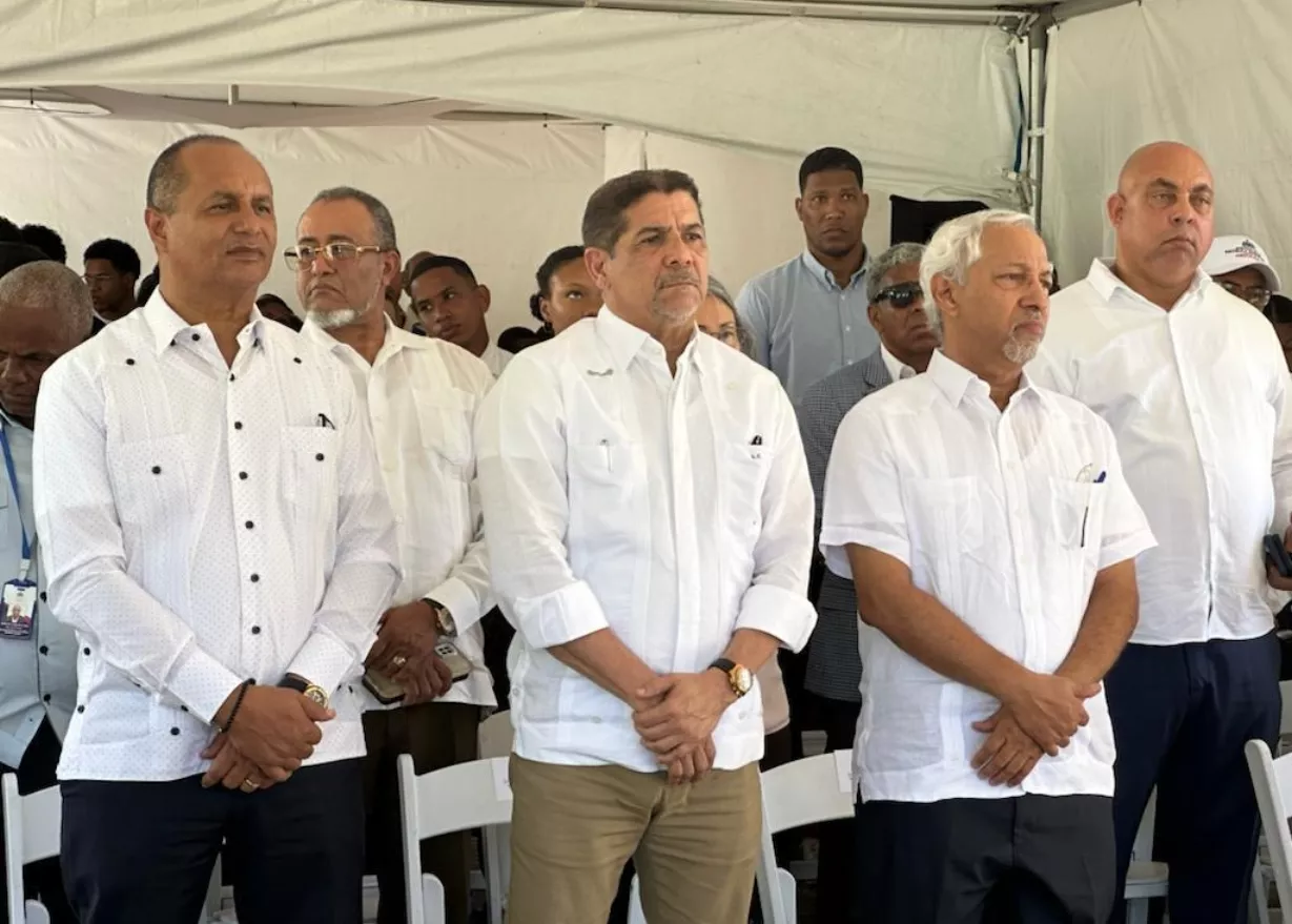 Eulalio Ramírez, Limber Cruz y Ángel Hernández durante lanzamiento “Huertos Escolares”.