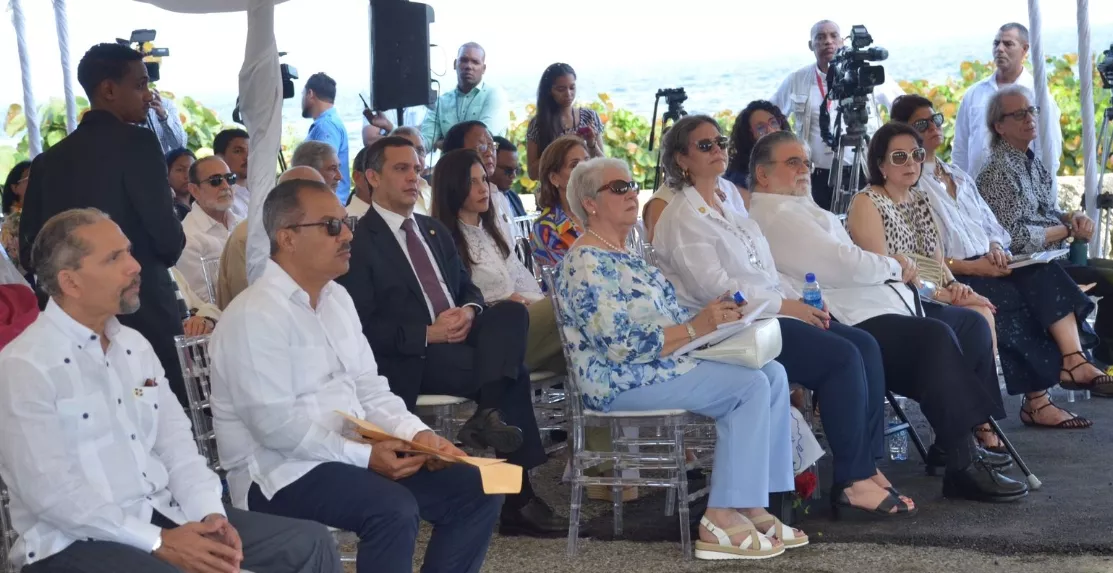 Parte del público que se dio cita al acto, encabezado por Juan Pablo Uribe.
