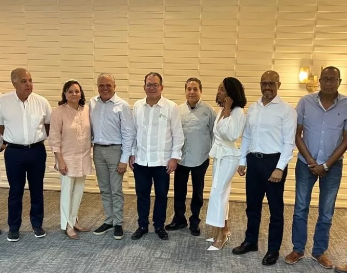 César José de los Santos junto a miembros del Consejo de Directores.