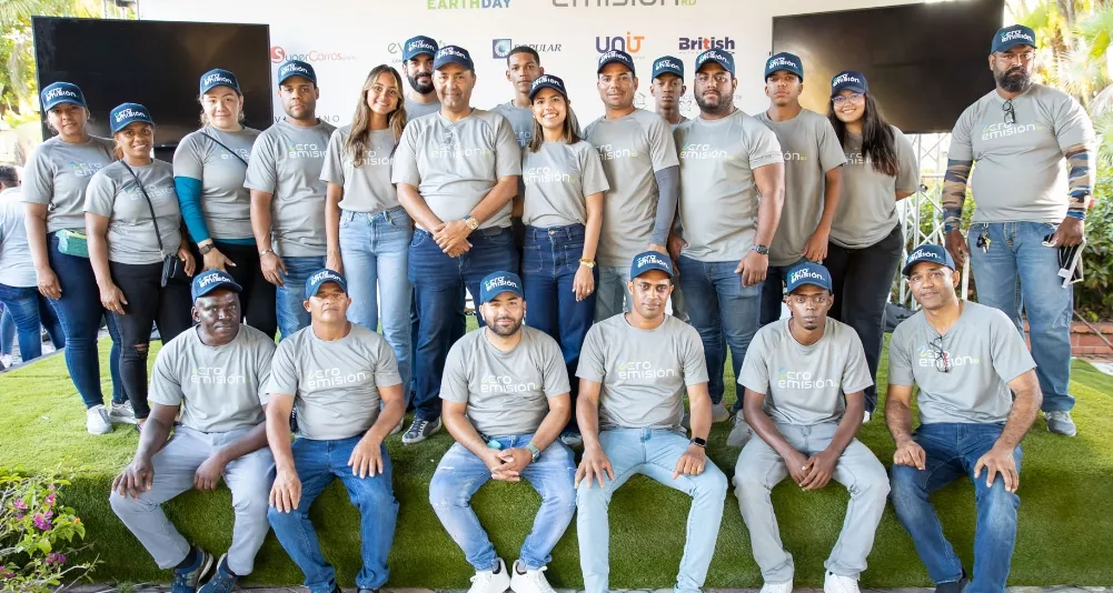 Charles Sánchez junto al equipo de Zero Emisión RD.
