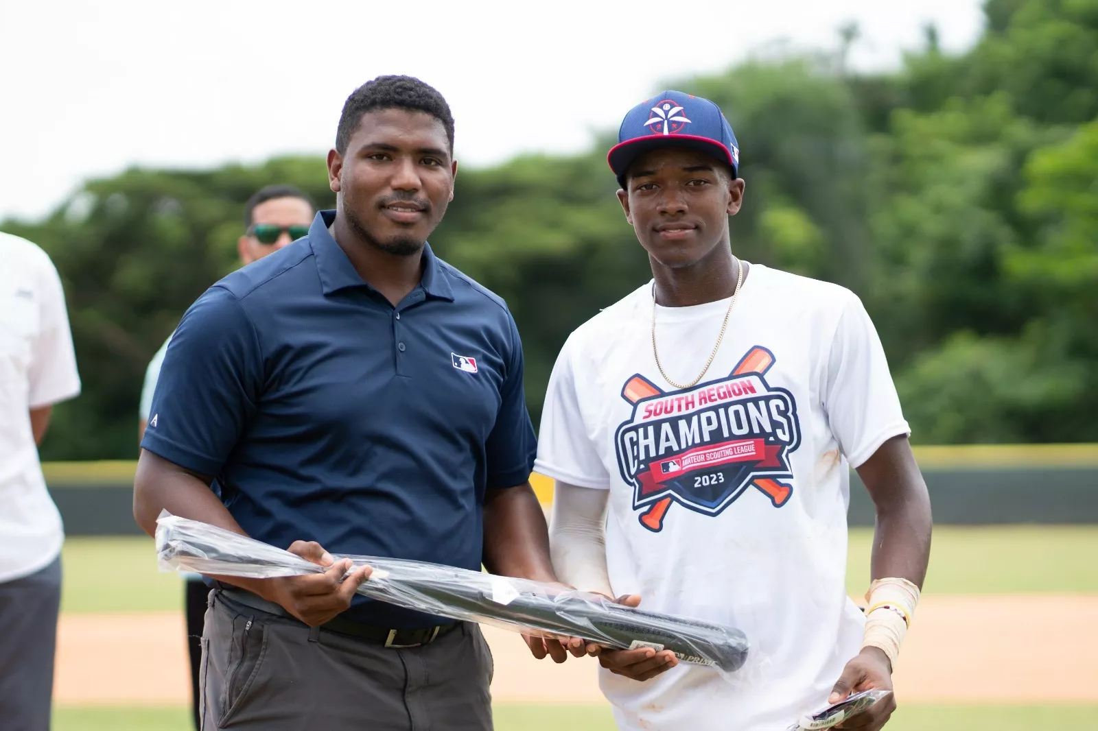 Yunior Amparo, MVP Equipo Verde Region Sur, de la Academia Adolfo Frias, premiado por Elián Amancio, Coordinador Operaciones Internacionales, MLB.