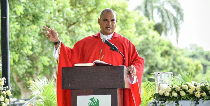 El sacerdote César Peralta  mientras oficia la misa en honor a las madres.