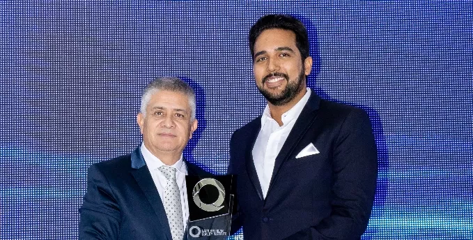 Gabriel González Florentino recibe el premio.