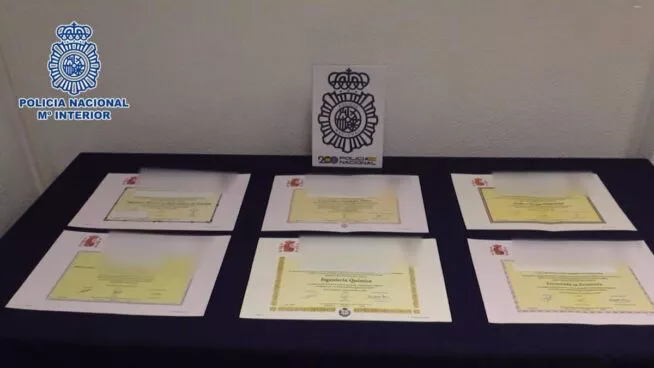 policia-titulos-universitarios-internet-654×368
