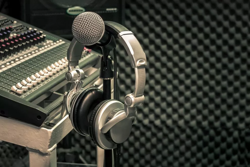 radio-studio-microphone-990×660-1