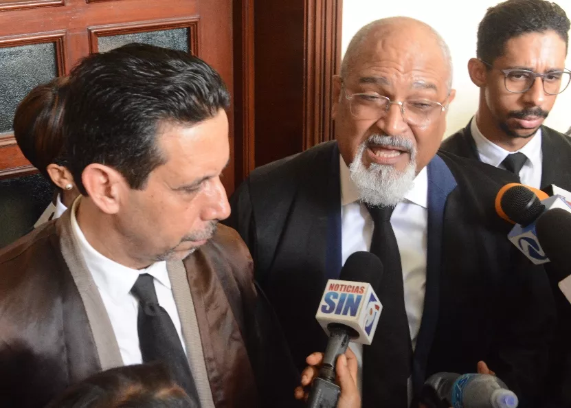 Abogados de Peralta al término de la audiencia.    GUILLERMO BURgos