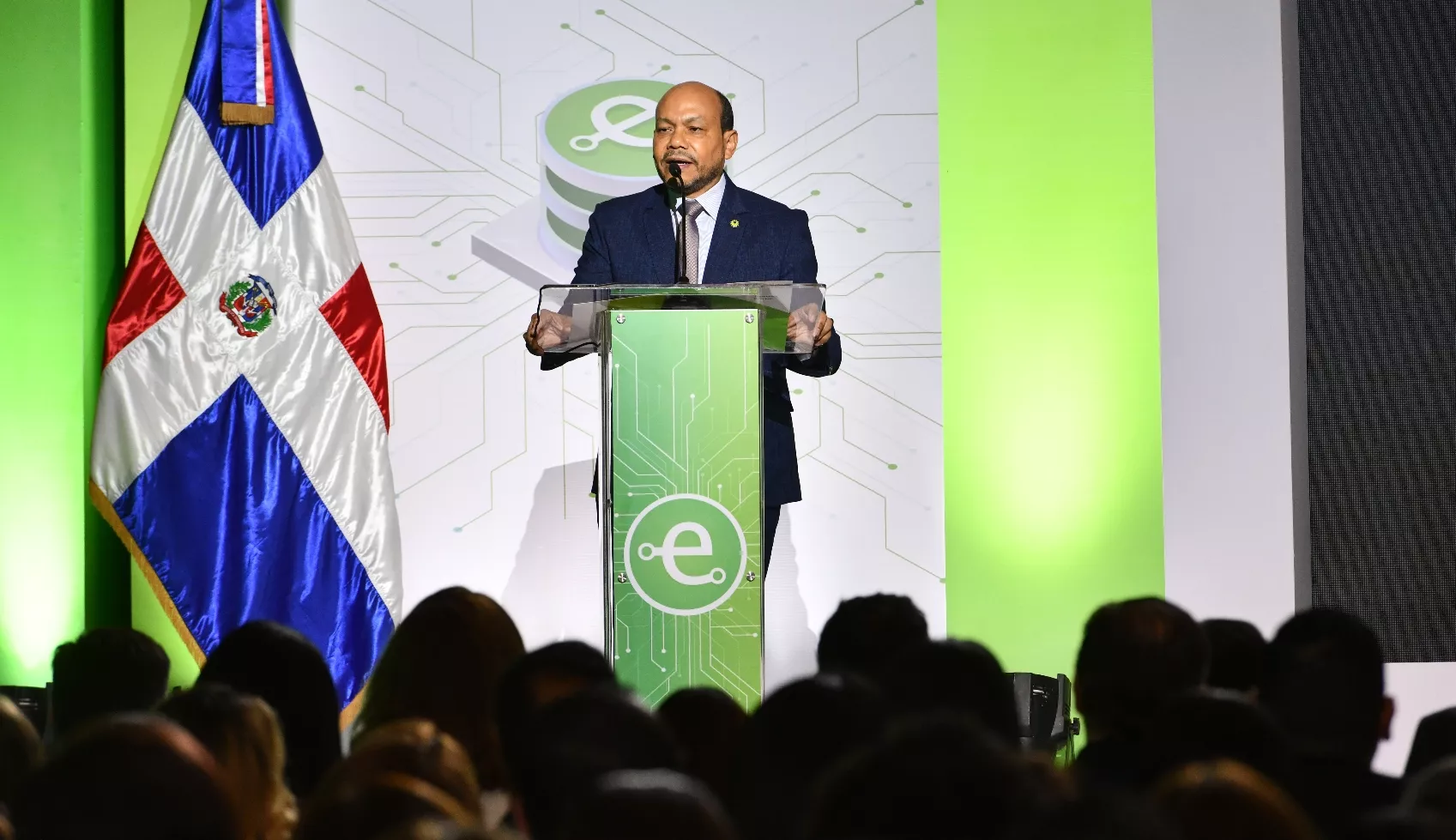 Luis Veras Valdez, director general de la Impuestos Internos durante el Foro Internacional de Facturación Electrónica.