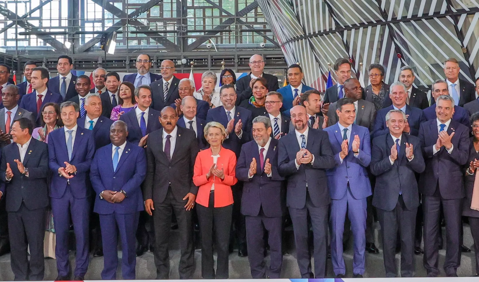 Los líderes de la Unión Europea y de América Latina y el Caribe en una foto al final de la cumbre en Bruselas.