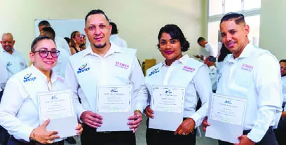Jóvenes que recibieron la certificación.