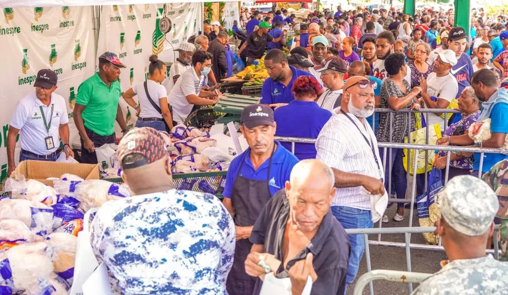 2. FOTO PERSONAS COMPRANDO