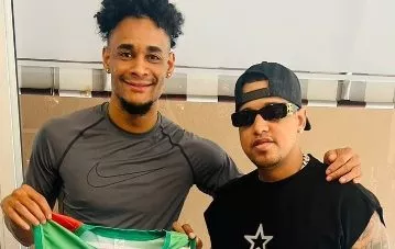 Víctor Liz recibe la franela del club Bameso.