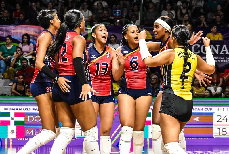 Jugadores de la selección U18 celebran una victoria.