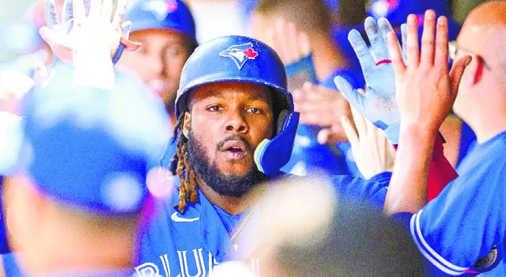Vladimir Guerrero Jr. es felicitado por sus compañeros luego de disparar un jonrón.  Ap