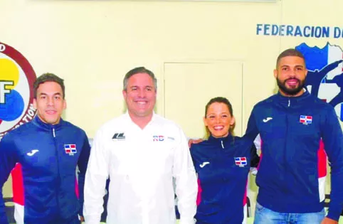 Jean Luis Rodríguez  junto a los atletas medallistas de oro y plata en los pasados Juegos Centroamericanos y del Caribe.